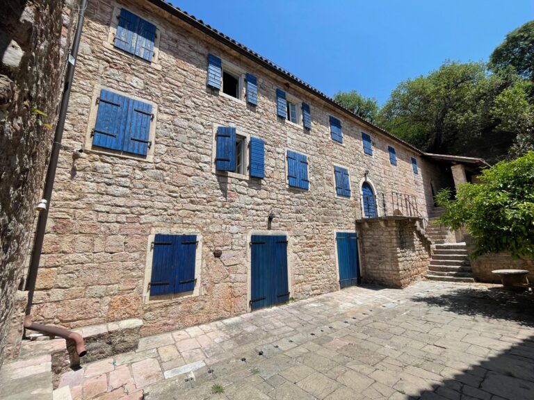 Foto: isiklik kogu, juuni 2025. Montenegro üks vanim Praskvica kloostri kompleksi hoone (legendide kohaselt asutati klooster aastal 1050, Serbia Õigeusu Kiriku klooster), mida külastasin.